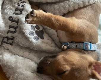 Personalised, embroidered dog/cat puppy/kitten blanket. Can be plain, with paw print only or with paw print and your pet's name.