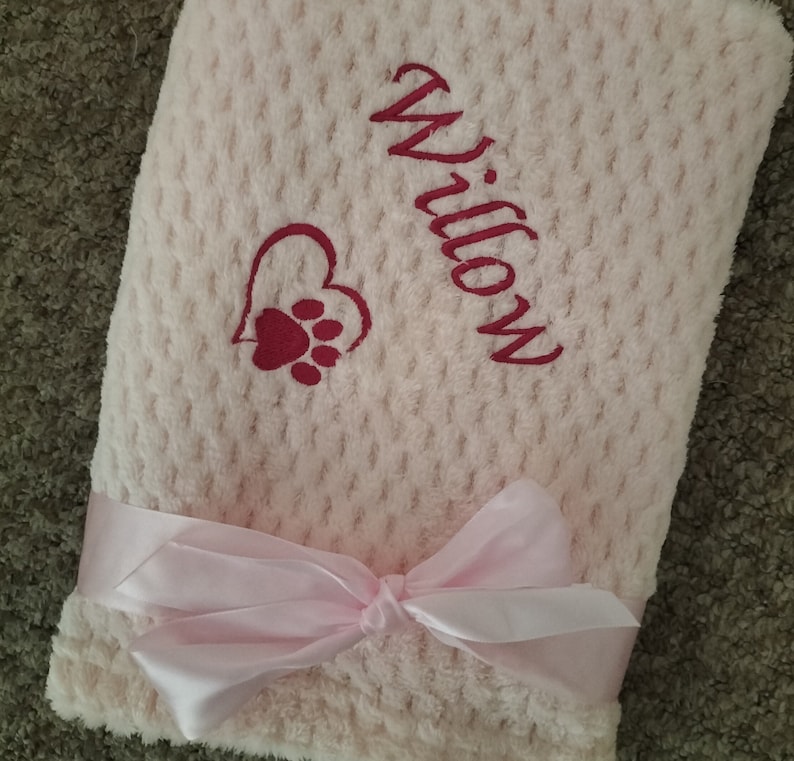 Personalised, embroidered dog/cat puppy/kitten blanket. Can be plain, with paw print only or with paw print and your pet's name. zdjęcie 3
