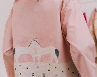 Blusa manga tres cuartos, escote en V femenino crema, blanco roto, gris medio, beige, rosa empolvado- un conjunto con Poetic Horses inspirado en Sanyu