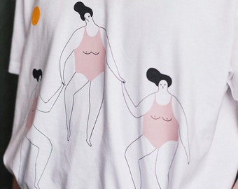 T-shirt with the story of a dream designed by Anna Lubińska (Lubek), beautiful light colors in the background of dancing beach girls