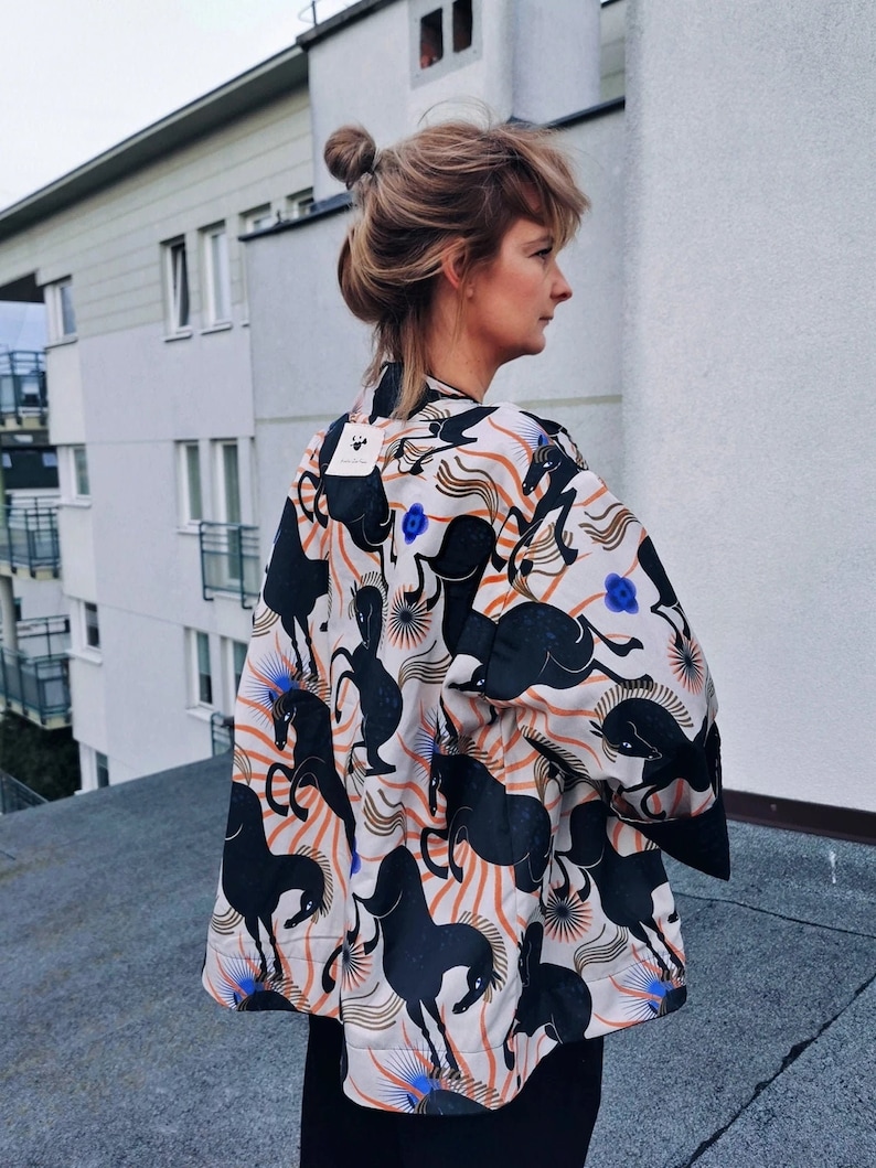 Bestselling reversible Kimono Horses made of organic cotton with horse motif designed by illustrator Anna Rudak oversize image 6