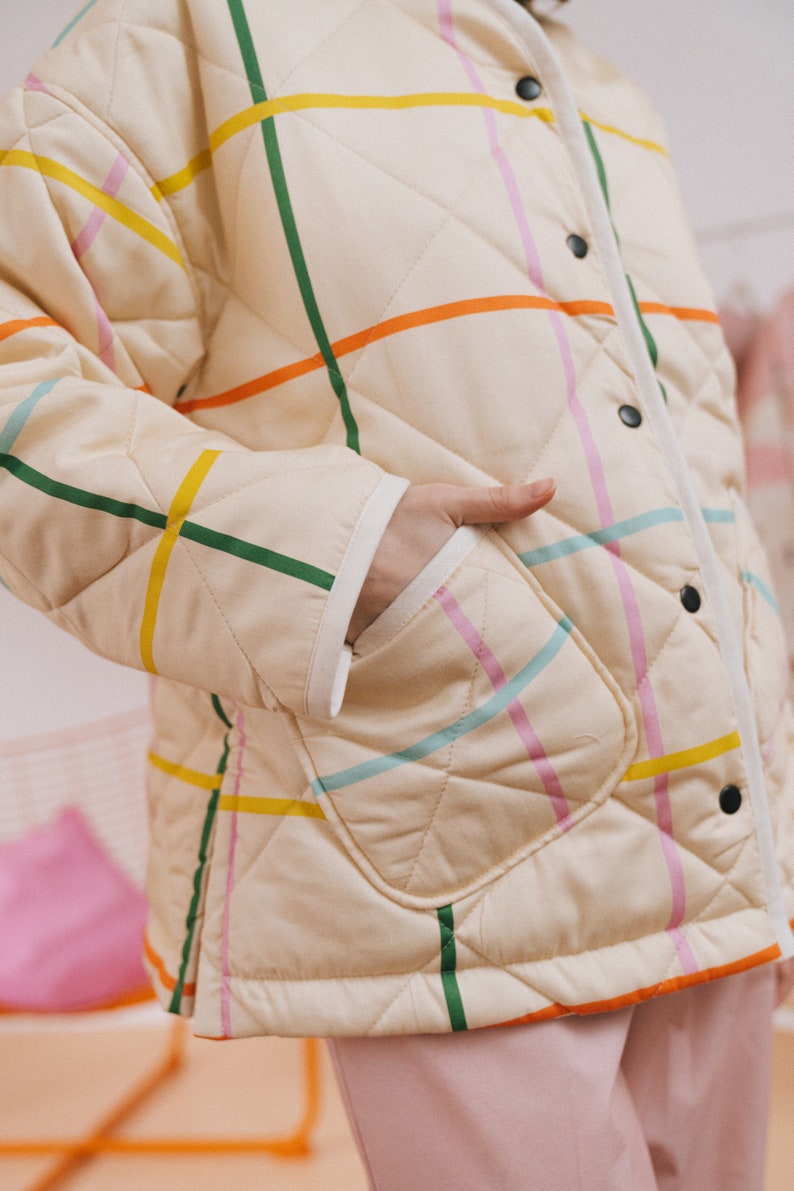 Warme Steppjacke aus GOTS-Bio-Baumwolle, breites Karomuster, mit Druckknöpfen, handgefertigt, Vintage, zeitloses Retro-Muster in Farben Bild 2