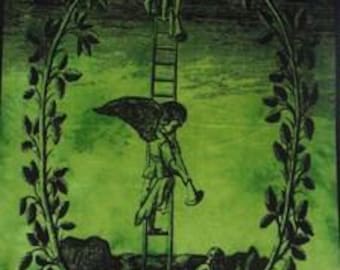Puede incluir: Una impresión en tonos verdes que muestra una figura alada subiendo una escalera mientras sostiene una trompeta. La escena está enmarcada por dos ramas frondosas verticales. En la base, una figura descansa y aparece una pequeña estrella.