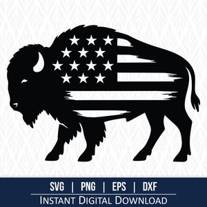 Può includere: Silhouette nera di un bisonte con il design della bandiera americana incorporato nel suo corpo. La bandiera presenta stelle e strisce bianche. L'immagine include il testo "SVG | PNG | EPS | DXF" e "INSTANT DIGITAL DOWNLOAD".