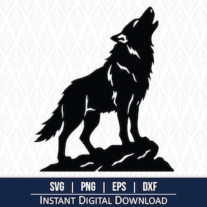 Puede incluir: Silueta negra de un lobo aullando de pie sobre una roca. El lobo está representado con detalles de pelaje y la cabeza levantada, con la boca abierta en un aullido. La imagen incluye el texto "SVG | PNG | EPS | DXF DESCARGA DIGITAL INSTANTÁNEA".