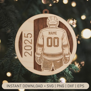 Peut inclure: Ornement de hockey en bois avec une illustration de joueur. L'ornement présente l'année 2025 et un espace pour un nom et un numéro. Le design est découpé au laser avec une finition en bois clair et un accent en bois plus foncé.