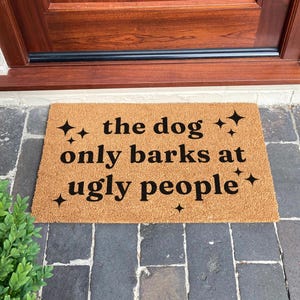 Der Hund bellt nur bei hässlichen Menschen Fußmatte - Sarkastisches Geschenk für Hundeliebhaber