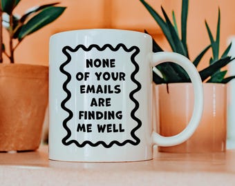 Caneca "Nenhum dos seus e-mails está me encontrando bem" - Caneca engraçada de trabalho, Humor no escritório - Presente para novo emprego, Presente para colega de trabalho ou despedida - Xícara de café sarcástica