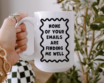 Caneca de café engraçada e sarcástica com humor de escritório - Nenhum dos seus e-mails está me fazendo bem.