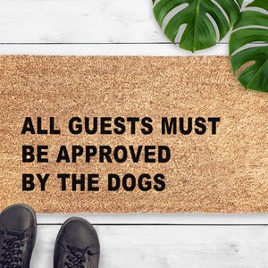 Felpudo para perros: todos los invitados deben ser aprobados por el dueño. Regalo para amantes de los perros. Felpudo sarcástico para perros. Felpudo divertido para perros. Regalo para mascotas. Regalo para un nuevo hogar.