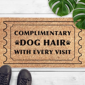 Felpudo de pelo de perro de cortesía - Felpudo divertido para perros - Regalo para amantes de los perros - Regalo para perros groseros - Felpudo de bienvenida para dueños de mascotas - Regalo sarcástico de inauguración de la casa