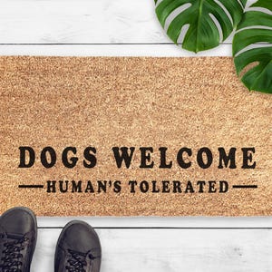 Felpudo tolerado por los humanos para perros - Felpudo divertido para perros - Regalo para amantes de los perros - Felpudo sarcástico de bienvenida para perros - Regalo para un nuevo hogar