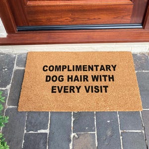 Felpudo divertido para perros - Felpudo de cortesía con pelo de perro - Regalo para amantes de los perros - Regalo para perros - Felpudo de bienvenida para dueños de mascotas - Regalo sarcástico de inauguración de la casa