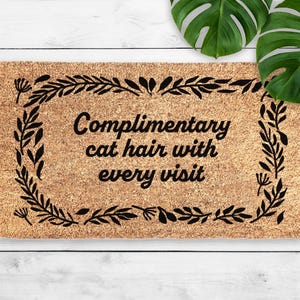 Felpudo de pelo de gato de cortesía - Regalo para amantes de los gatos - Felpudo sarcástico - Felpudo divertido para gatos - Felpudo de bienvenida para un nuevo hogar - Felpudo floral