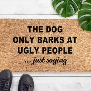 Felpudo "El perro solo ladra a la gente fea" - Regalo para amantes de los perros - Felpudo sarcástico para mascotas - Felpudo divertido para perros - Felpudo de bienvenida grosero - Regalo para un nuevo hogar