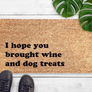 Espero que hayas traído vino y golosinas para perros - Felpudo divertido para perros - Regalo para amantes de los perros - Felpudo sarcástico - Regalo de inauguración de la casa - Felpudo de bienvenida de fibra de coco