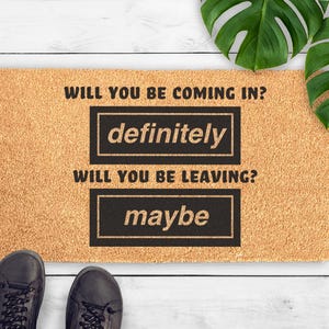 Definitiv Vielleicht Fußmatte - Lustige Willkommensmatte - Von Indie Musik inspiriertes Dekor - Sarkastische Haustürmatte - Britpop Housewarming Geschenk