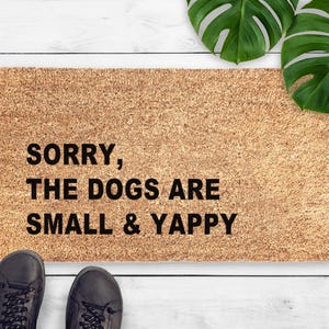 Felpudo con el mensaje Lo siento, los perros son pequeños y ladradores: regalo para amantes de los perros Felpudo para perros: felpudo sarcástico y divertido: felpudo de fibra de coco de bienvenida: regalo grosero para perros