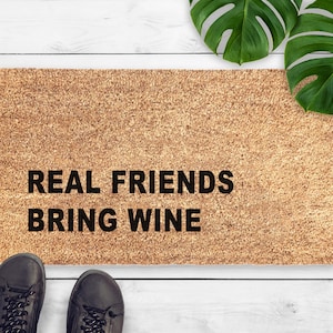 Echte Freunde bringen Wein Fußmatte - Geschenk für Weinliebhaber - Lustige Fußmatte, sarkastische Fußmatte - Kokosnuss Willkommensmatte, Einweihungsparty Geschenk - Hausordnung