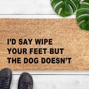 Felpudo divertido para amantes de los perros: yo diría que te limpies los pies, pero el perro no lo hace. Felpudo para perro grosero. Felpudo sarcástico. Regalo para un nuevo hogar.