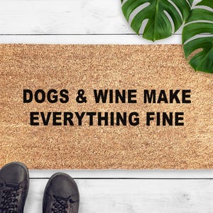 Zerbino &quot;Cani e vino rendono tutto perfetto&quot; - Zerbino di benvenuto divertente - Regalo per gli amanti dei cani - Decorazione per gli amanti del vino - Regalo di inaugurazione della casa - Tappeto d&#39;ingresso per proprietari di animali domestici