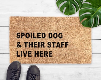 Verwöhnter Hund & ihre Mitarbeiter leben hier Fußmatte - Hunde Liebhaber Geschenk - Sarkastische Hunde Fußmatte - Lustige Fußmatte Hunde Geschenk