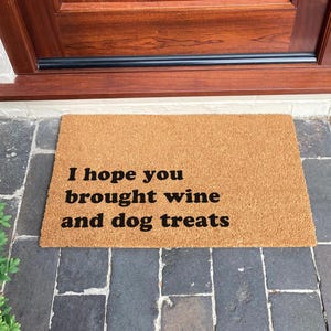 Espero que hayas traído vino y golosinas para perros - Felpudo divertido para perros - Regalo para amantes de los perros - Felpudo sarcástico - Regalo de inauguración de la casa - Felpudo de bienvenida de fibra de coco