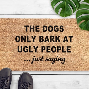 Felpudo "Los perros solo ladran a los feos" - Regalo para amantes de los perros - Felpudo sarcástico para mascotas - Felpudo divertido para perros - Felpudo de bienvenida grosero - Regalo para un nuevo hogar