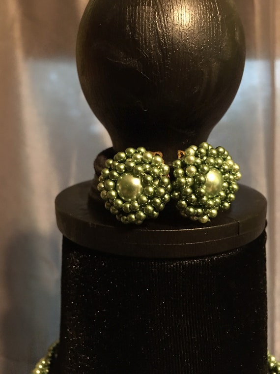 1950s Green Faux Pearl Necklace and Earrings - image 2