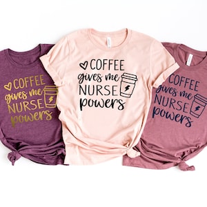 Coffee Gives Me Nurse Powers Shirt, Lustiges Krankenschwester T-Shirt, Stillschule, Krankenschwester Leben, RN, Geschenk für Krankenschwester, Niedliches Krankenschwester Geschenk, Nurse Week T-Shirt