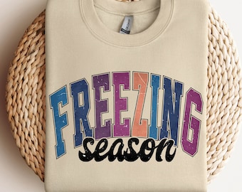 Freezin 'Saison Sweatshirt, Feriensaison Sweatshirt, Damen Urlaub Sweatshirt, eiskalt Sweatshirt, Weihnachtsgeschenk, Weihnachtshemd