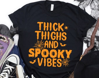 Chemise Thick Thighs Spooky Vibes, Chemise Drôle d’Halloween, Chemise Halloween, Chemise drôle, Halloween 2022, Chemise Spooky Vibes, Chemise Funny Spooky Vibes