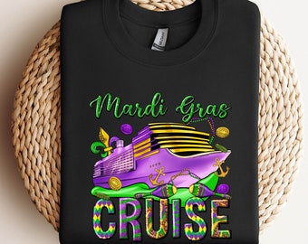Op de afbeelding: Zwart T-shirt met een Mardi Gras-cruiseontwerp. Het ontwerp bevat een paars cruiseschip met gouden munten, groene en paarse kralen en de tekst "Mardi Gras Cruise".