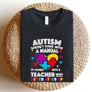 L'autismo arriva con un insegnante che non si arrende mai,Camicia di sensibilizzazione sull'autismo,Camicia pezzo puzzle,Camicia per insegnante di autismo,Camicia Accetta Capire l'amore,