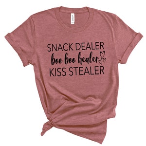 Snack Dealer,BooBoo Healer,Kiss Stealer Shirt,Mama Shirt,Lustiges Mom Shirt,Mama Geschenk,Muttertag Geschenk,Neue Mama Shirt