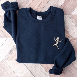 Besticktes Skeleton Sweatshirt, gesticktes Halloween Shirt, lustiges Skeleton Sweatshirt, lustiges Halloween Shirt, Halloween Sweatshirt Bild 4