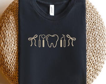 Camiseta de dentista bordada, camiseta con dientes y herramientas dentales, sudadera de dentista bonita, camiseta de higienista dental, top de ortodoncista, regalo para estudiantes de odontología