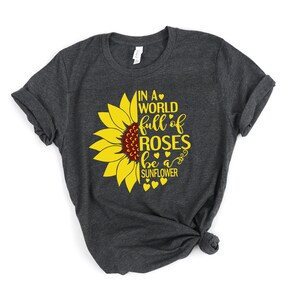 In einer Welt voller Rosen Shirt, Sonnenblume Grafik T-Shirt, Damen Herbst Shirt, Wildflower Shirt, Floral Tshirt, Frühling Shirt, Damen Shirt Bild 3