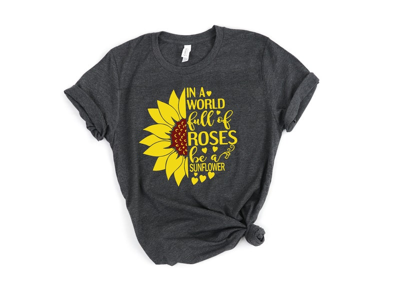 In einer Welt voller Rosen Shirt, Sonnenblume Grafik T-Shirt, Damen Herbst Shirt, Wildflower Shirt, Floral Tshirt, Frühling Shirt, Damen Shirt Bild 3