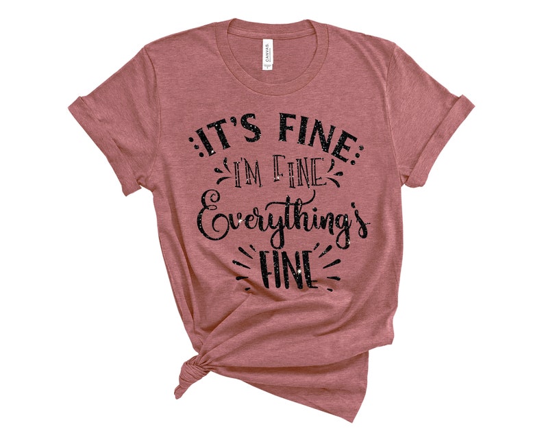 Peut inclure: Un t-shirt rose poussi&eacute;reux avec le texte "It's Fine: I'm Fine Everything's Fine" en noir.