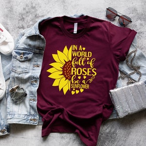 In einer Welt voller Rosen Shirt, Sonnenblume Grafik T-Shirt, Damen Herbst Shirt, Wildflower Shirt, Floral Tshirt, Frühling Shirt, Damen Shirt Bild 2