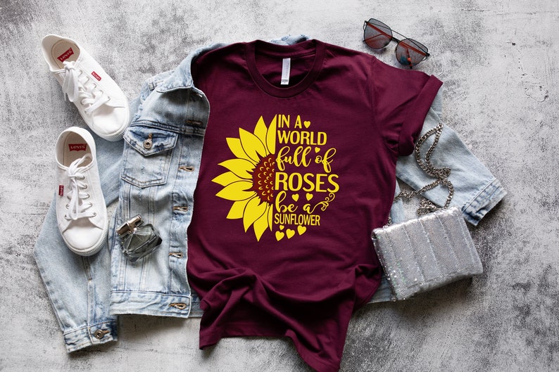 In einer Welt voller Rosen Shirt, Sonnenblume Grafik T-Shirt, Damen Herbst Shirt, Wildflower Shirt, Floral Tshirt, Frühling Shirt, Damen Shirt Bild 2