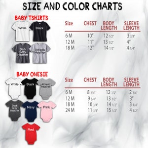 Pu&ograve; includere: Tabelle delle taglie e dei colori per t-shirt e body per bambini. Le taglie delle t-shirt sono 6M, 12M e 18M, con misure del torace da 25,4 cm a 30,5 cm. Le taglie dei body sono 6M, 12M, 18M e 24M, con misure del torace da 22,2 cm a 29,8 cm.