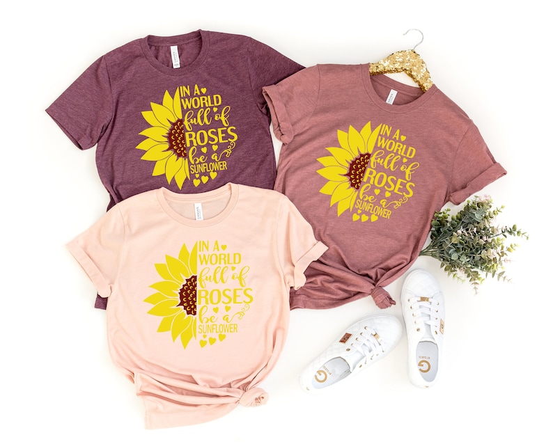 In einer Welt voller Rosen Shirt, Sonnenblume Grafik T-Shirt, Damen Herbst Shirt, Wildflower Shirt, Floral Tshirt, Frühling Shirt, Damen Shirt Bild 1