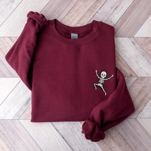 Besticktes Skeleton Sweatshirt, gesticktes Halloween Shirt, lustiges Skeleton Sweatshirt, lustiges Halloween Shirt, Halloween Sweatshirt Bild 3