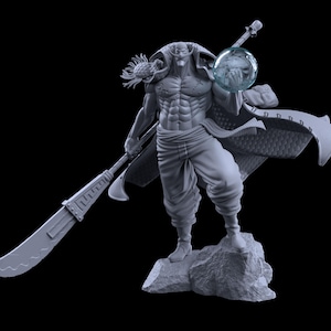 Puede incluir: Figura gris de un personaje musculoso con una larga barba blanca, que lleva un abrigo largo y sostiene una gran espada y un orbe translúcido. La figura está sobre una roca sobre un fondo negro.