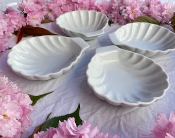 Plato de cerámica blanca con forma de concha de vieira