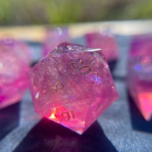 Fae Candy | Handgemaakte RPG-dobbelstenenset met scherpe rand DnD | Artisan-dobbelstenenset | Tafelblad-RPG-dobbelstenenset | Functionele harsdobbelstenen