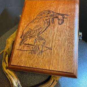 Caja de pesca Kingfisher hecha a mano, madera recuperada, regalo de reliquia, insertos de espuma con ranuras de dos lados para pescador, caja de aparejos para almacenamiento de cebo, billetera para moscas