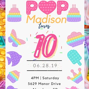 Op de afbeelding: Een kleurrijke uitnodiging voor een 7e verjaardagsfeestje. De uitnodiging heeft een pop-it speelgoedontwerp met een roze hart, een regenboogtaart, een vlinder, een vis, een eenhoorn, een kroon en een ijslolly. De tekst op de uitnodiging luidt: "Doe mee en POP Madison wordt 7 jaar 06.28.19 16:00 uur Zaterdag 5629 Manor Drive Aberdeen, SD".